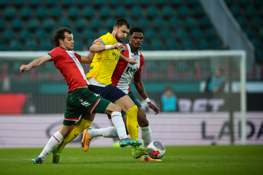 Комличенко играет за «Ростов» против «Локо».jpg