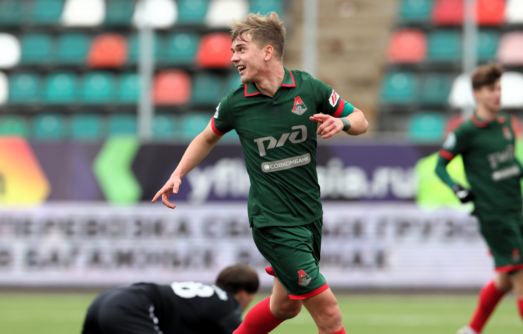 Ведерников забивает мяч.JPG