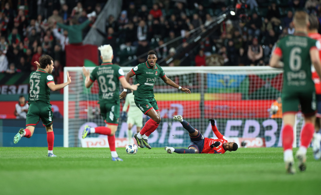 Ньямси отобрал мяч без нарушения правил.JPG Ньямси отобрал мяч без нарушения правил.JPG