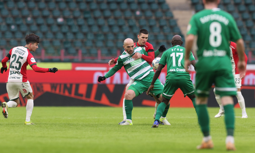 Мелкадзе в борьбе за мяч.JPG