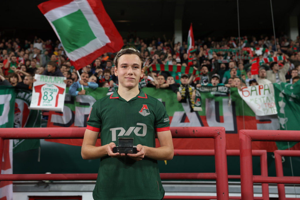 Алексей Батраков — обладатель награды от болельщиков «Стальной рельс».JPG Алексей Батраков — обладатель награды от болельщиков «Стальной рельс».JPG