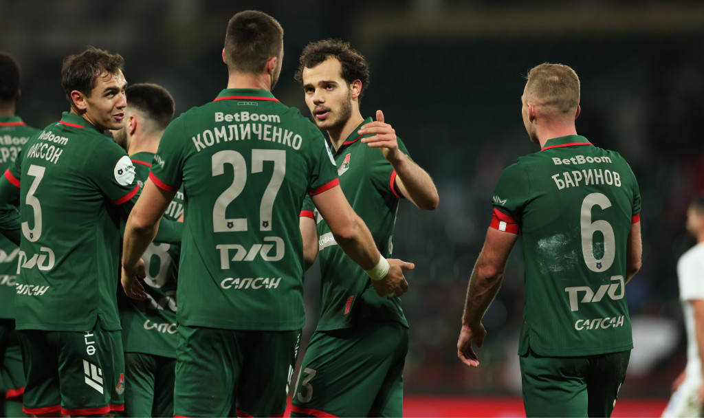 Команда празднует гол Комличенко.JPG
