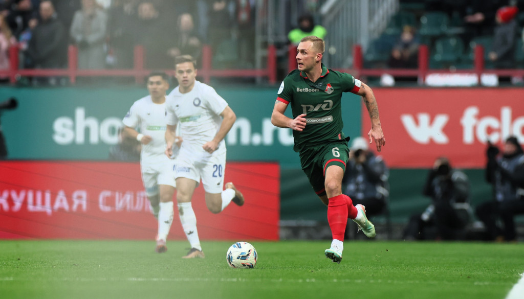 Баринов с мячом.JPG