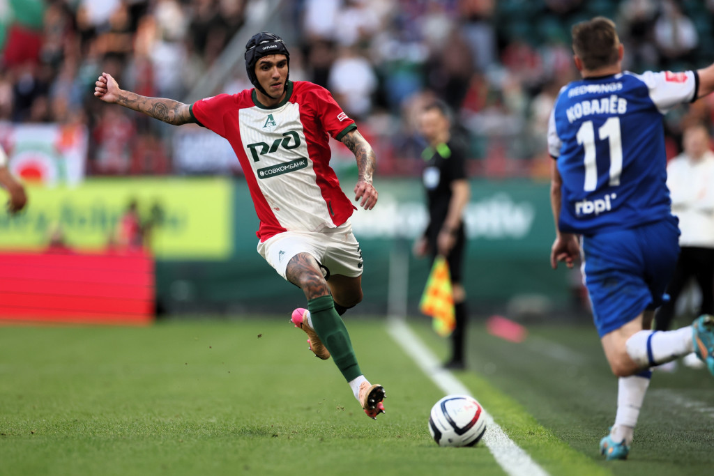 Лукас Фассон играет в специальном шлеме.JPG