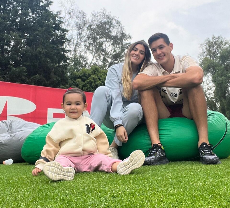 Сесар Монтес с семьёй.jpeg