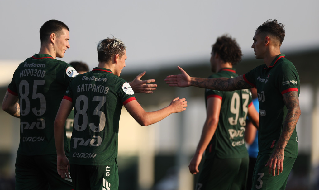 Морозов отмечает свой гол с партнёрами. Игра с «Елимаем». Сборы-2026.JPG