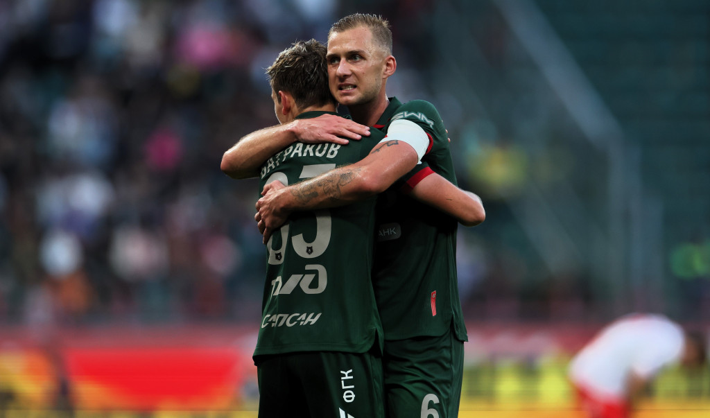 Капитан обнимает автора хет-трика — Батракова.JPG