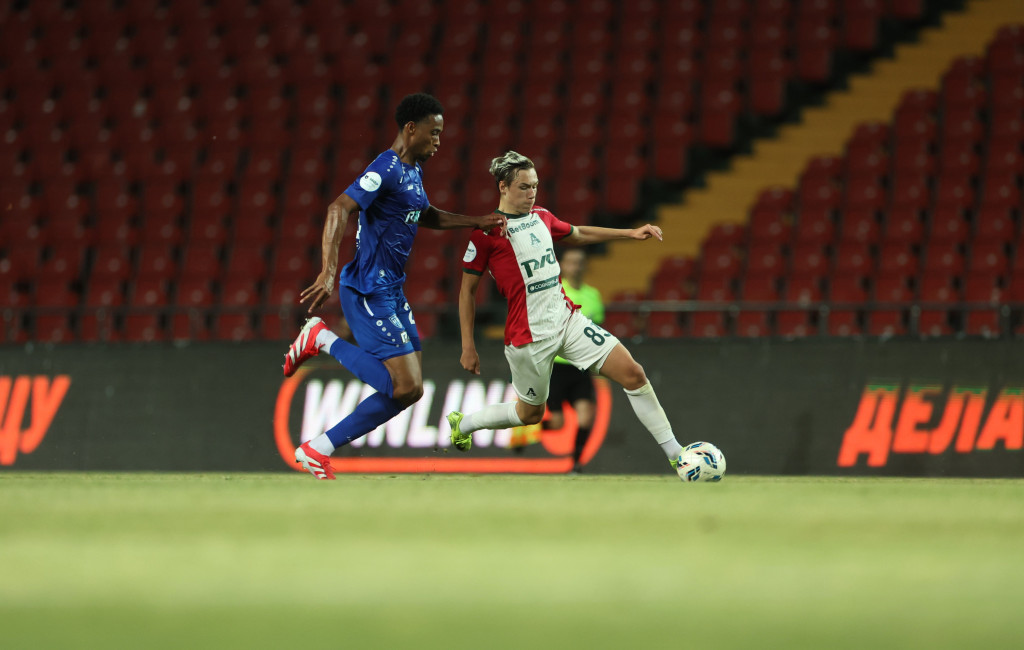 Батраков ведёт мяч.JPG