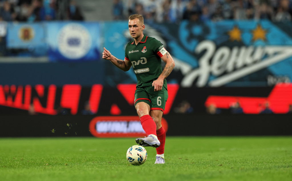 Баринов ищет варианты продолжения атаки.JPG