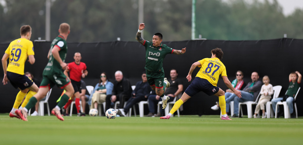 Рамирес уходит от соперника.JPG