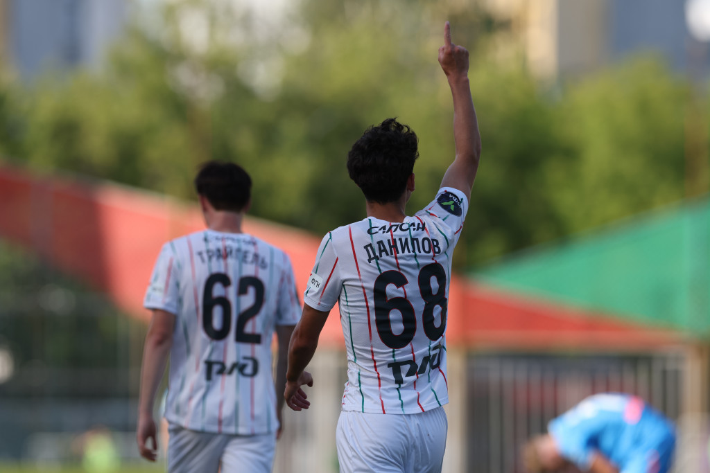 Данилов празднует взятие ворот.JPG