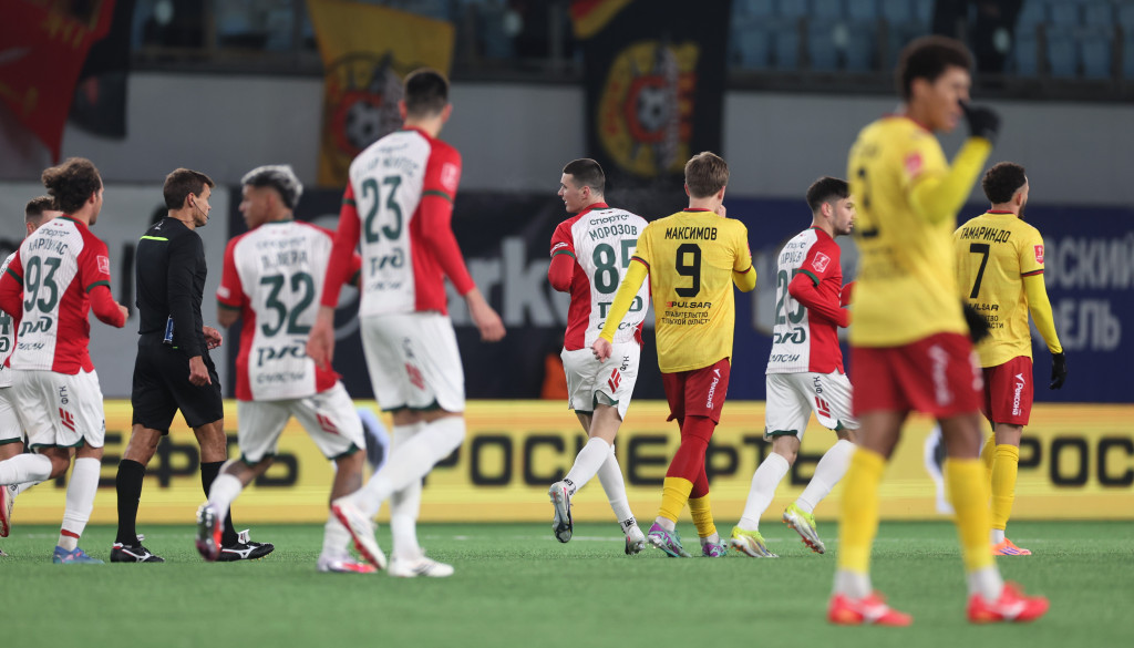 Евгений Морозов возвращается на свою половину поля.JPG