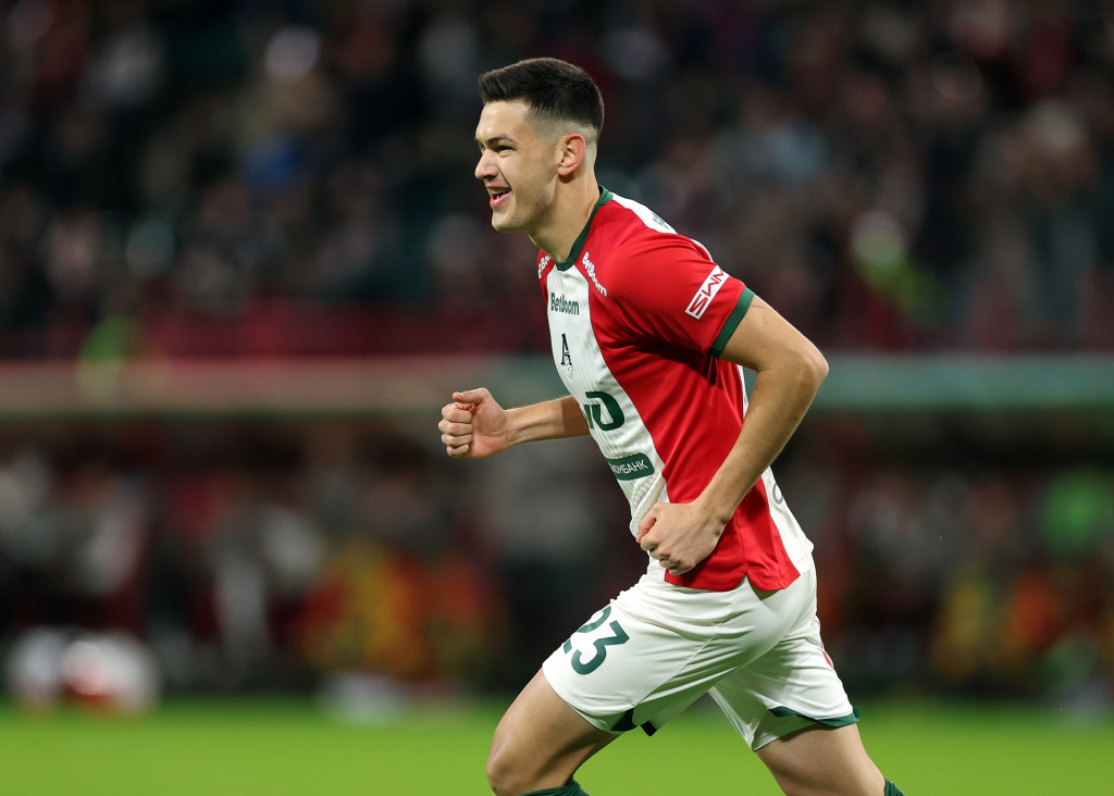 Сесар Монтес забивает красивый мяч.jpg Сесар Монтес забивает красивый мяч.jpg