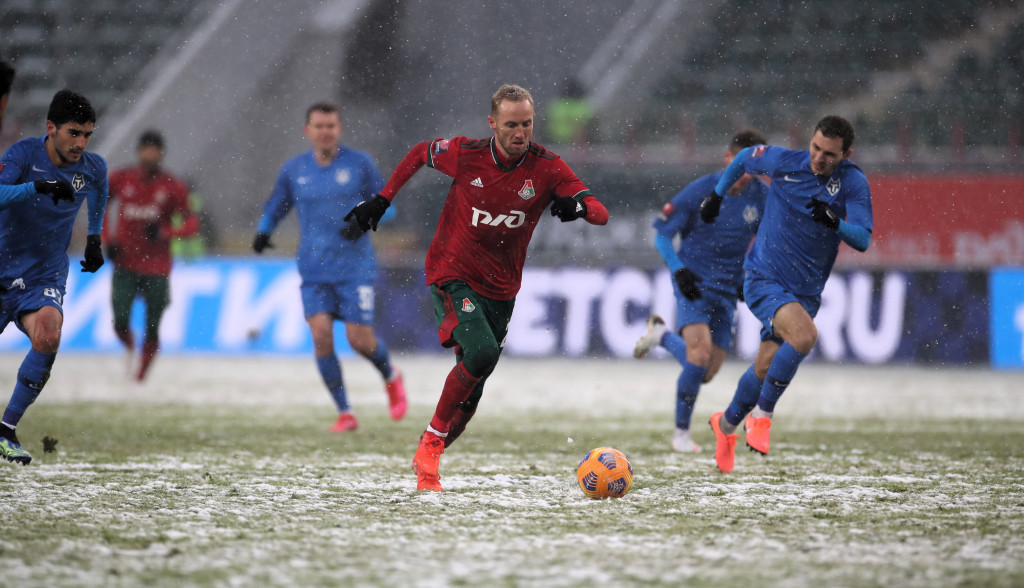 Владислав Игнатьев с мячом.JPG