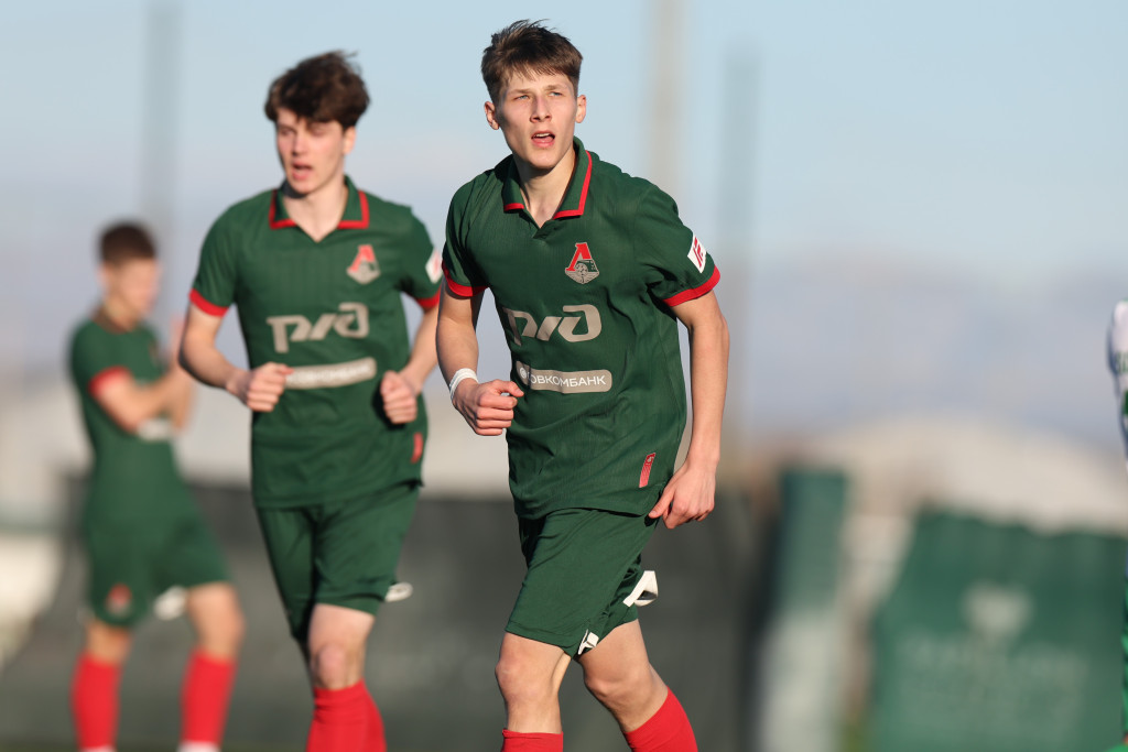 Комаров забивает за молодёжку. Зимние сборы-2026.JPG