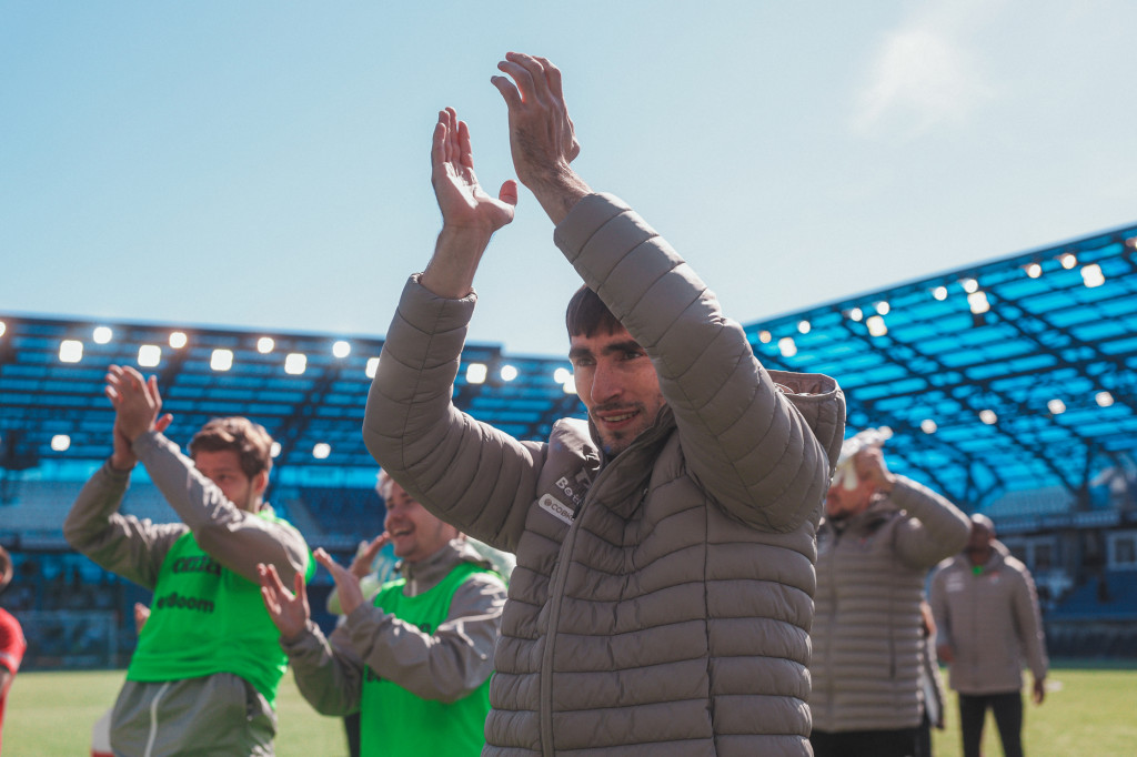 Бакаев благодарит публику в Оренбурге.jpg