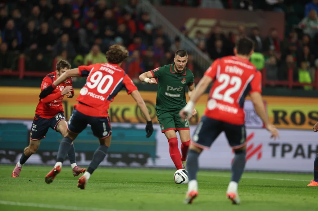 Николай Комличенко наносит удар.JPG Николай Комличенко наносит удар.JPG