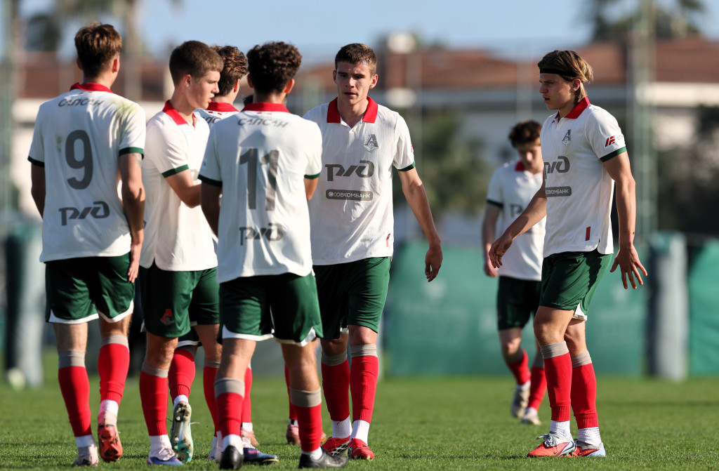 Молодёжка празднует гол Атипова. Зимние сборы-2026.JPG