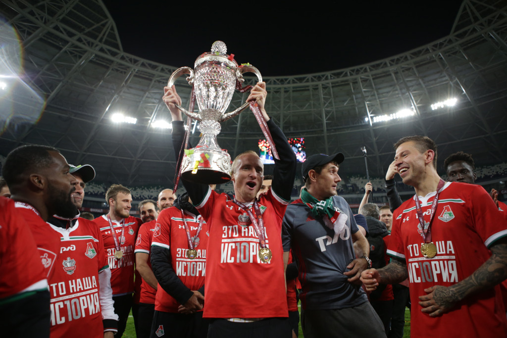 Владислав Игнатьев с кубком.JPG