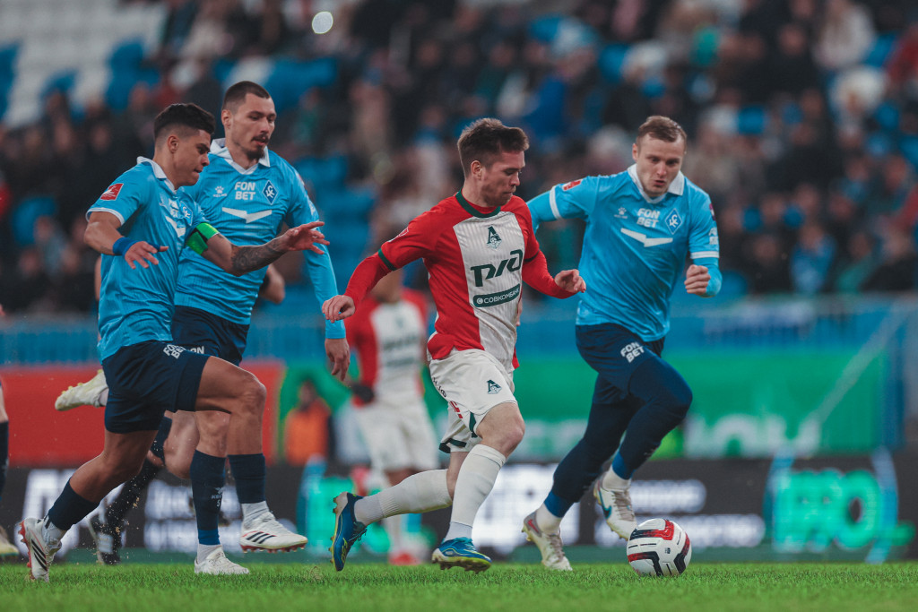 Руденко в окружении игроков КС.jpg