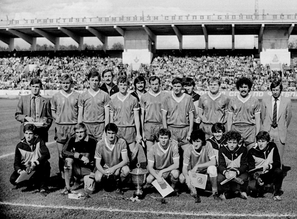 Кубок Международного спортивного союза железнодорожников-1987. Финал. «Локомотив» Пловдив — «Локомотив» Москва — 1:3. Второй слева (среди стоящих) — Александр Головня.jpg Кубок Международного спортивного союза железнодорожников-1987. Финал. «Локомотив» Пловдив — «Локомотив» Москва — 13. Второй слева (среди стоящих) — Александр Головня.jpg