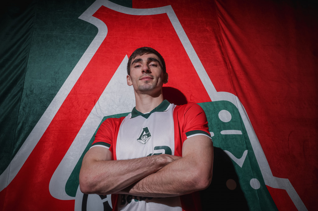 Бакаев на презентации.jpg