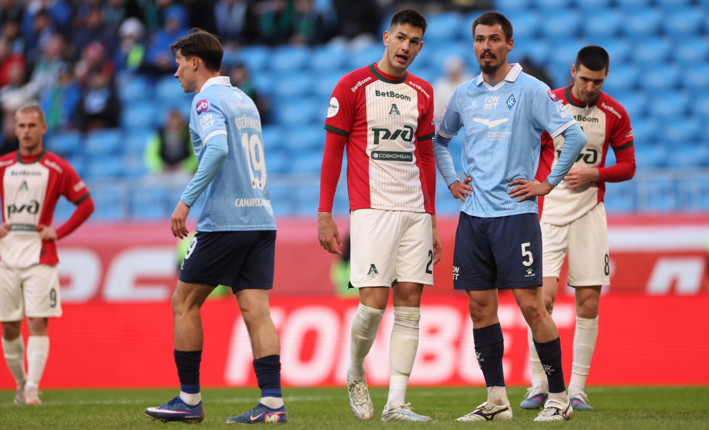 Монтес выбирает позицию в чужой штрафной.JPG