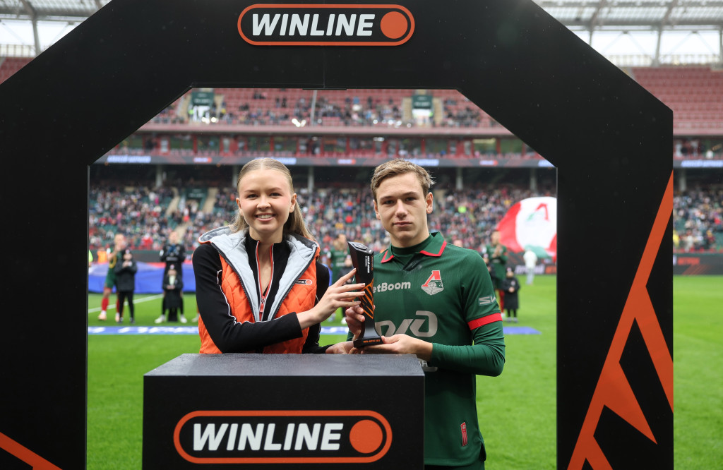 Батракову вручают награду.JPG