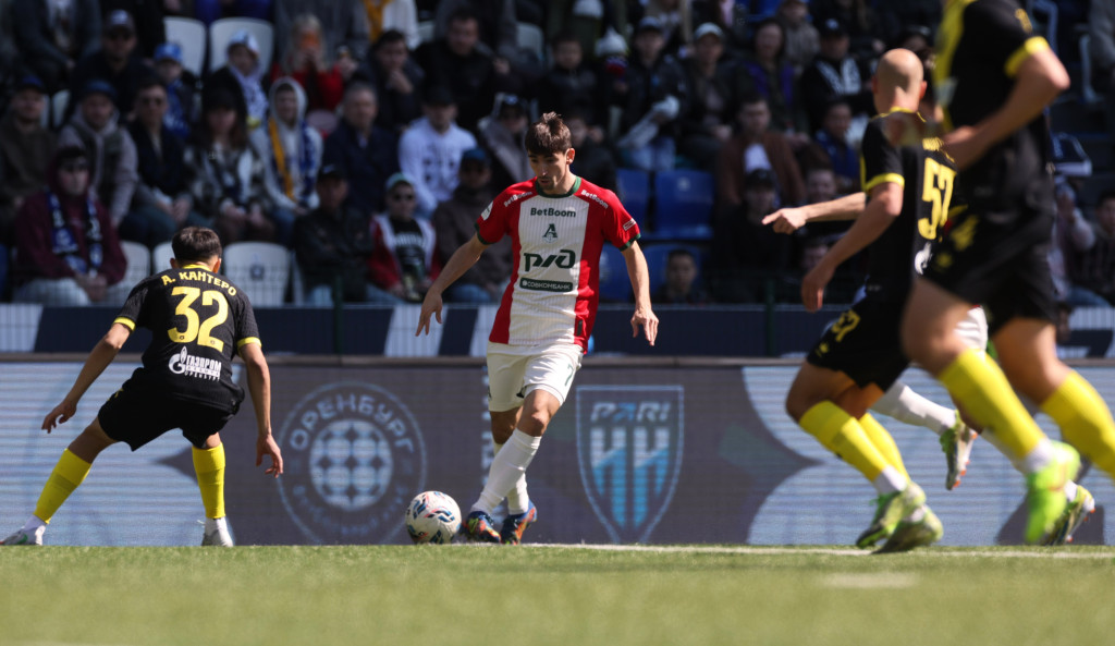 Бакаев с мячом на правом фланге.JPG