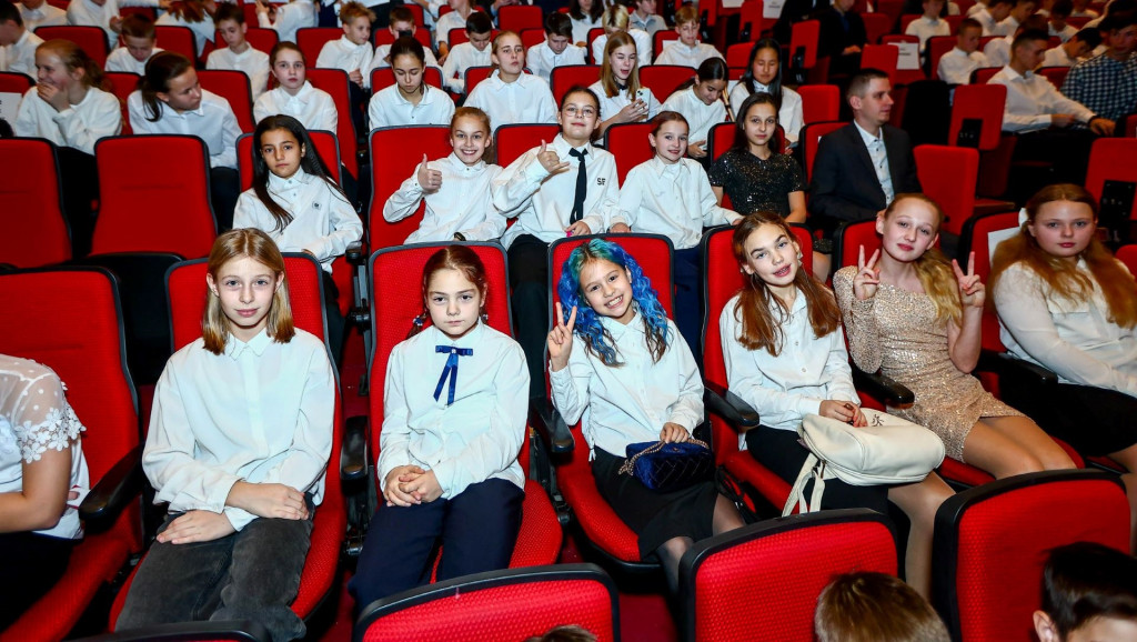 зал девочки.jpg зал девочки.jpg