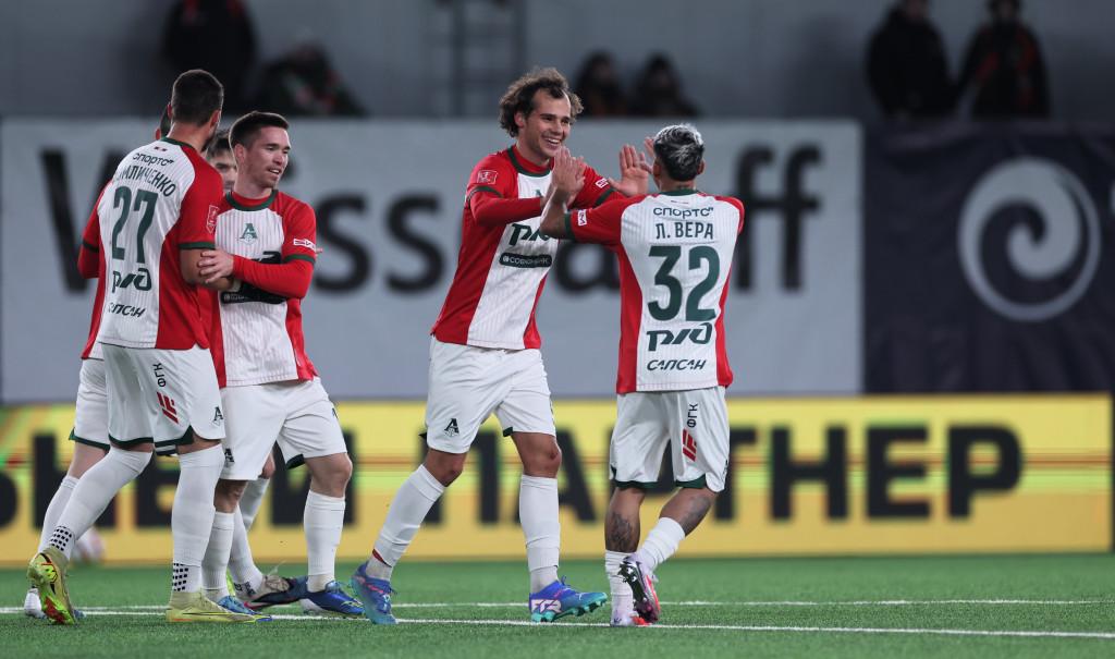 Карукас отмечает свой гол с Верой.JPG