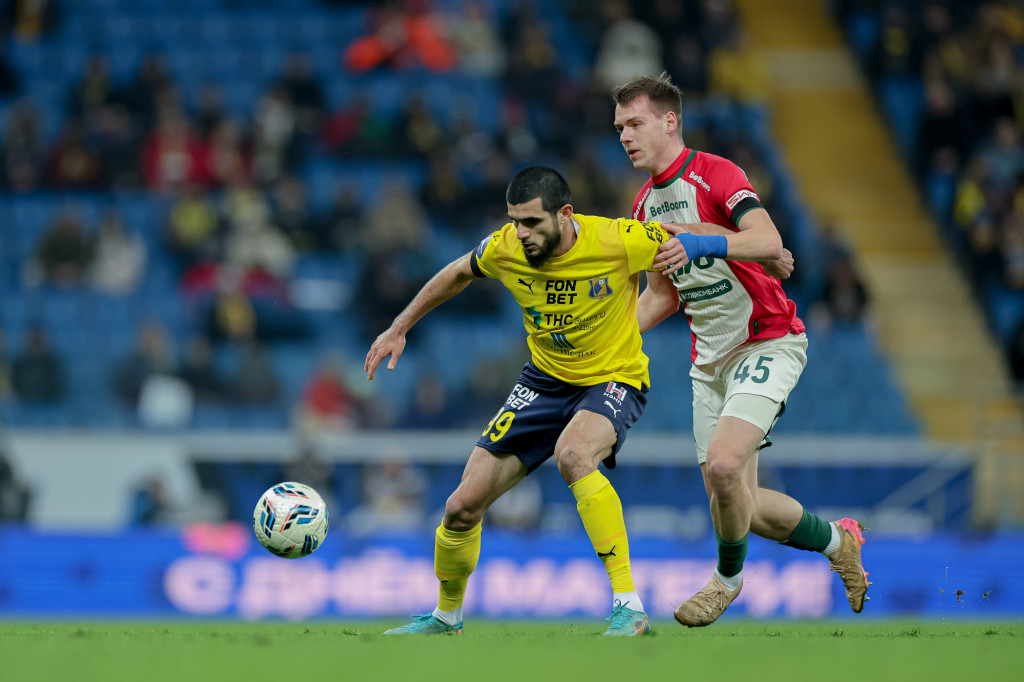 Сулейманов и Сильянов ведут борьбу за мяч.jpg Сулейманов и Сильянов ведут борьбу за мяч.jpg