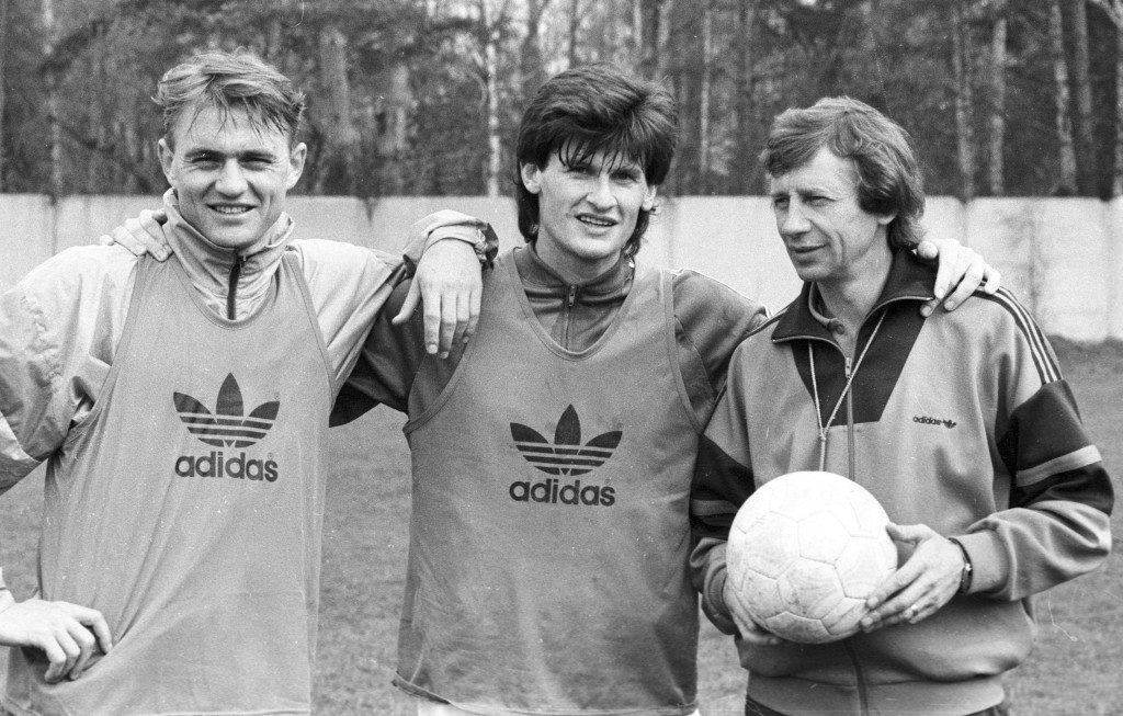 1990 г. Американский футболист Дэйл Малхоллэнд в московском «Локомотиве». Александр Головня, Дейл Малхолланд, Юрий Сёмин. Фото Фёдора Алексеева (Игорь Уткин).jpg 1990 г. Американский футболист Дэйл Малхоллэнд в московском «Локомотиве». Александр Головня, Дейл Малхолланд, Юрий Сёмин. Фото Фёдора Алексеева (Игорь Уткин).jpg