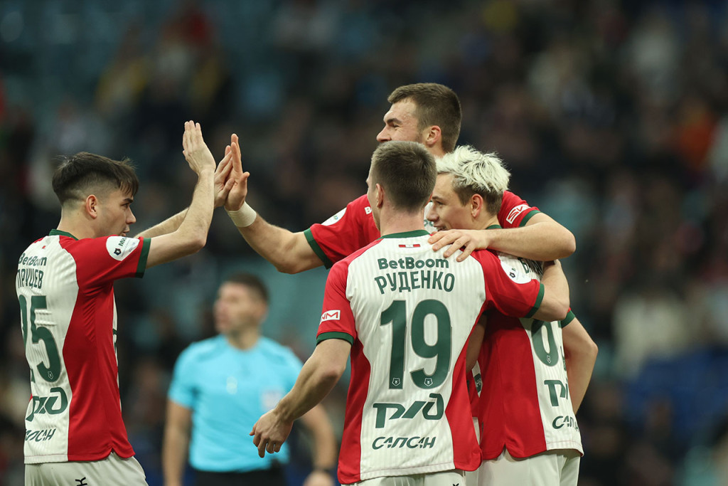 Батраков празднует гол.jpg Батраков празднует гол.jpg