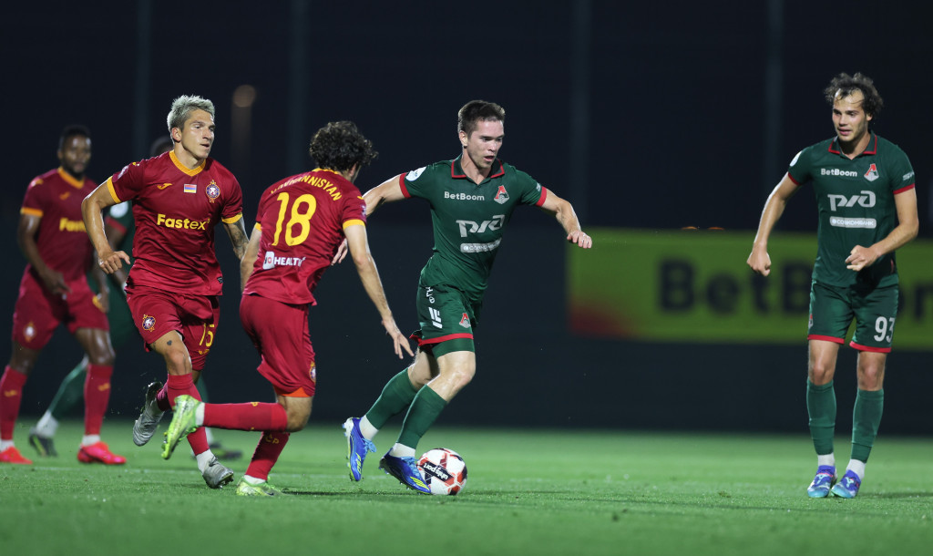 Руденко с мячом. Зимние сборы-2026.JPG