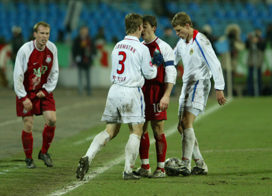 Соломатин и Лоськов выясняют отношения на поле. 2002.JPG