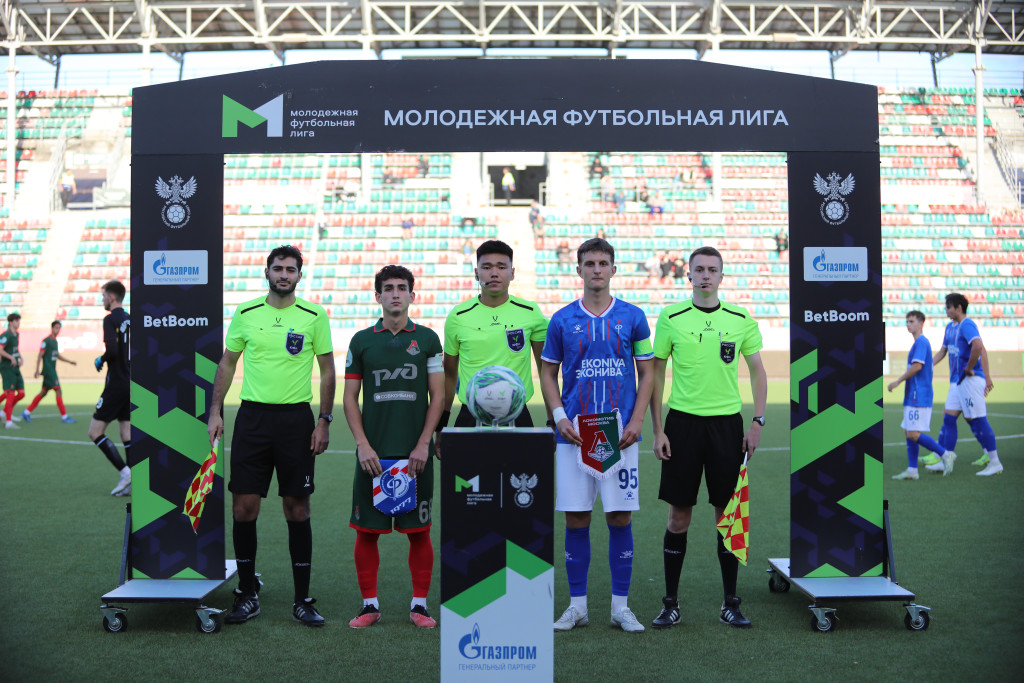 Построение молодёжек «Локо» и «Факела».JPG Построение молодёжек «Локо» и «Факела».JPG