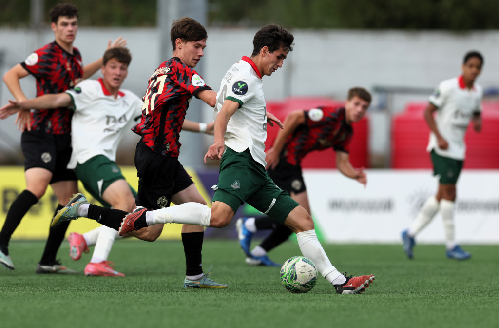 Результативный удар Данилова в ворота «Акрона».JPG