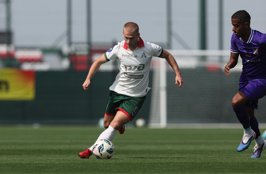 Сергей Пиняев с мячом. Игра с «Урарту» на сборах-2026.JPG