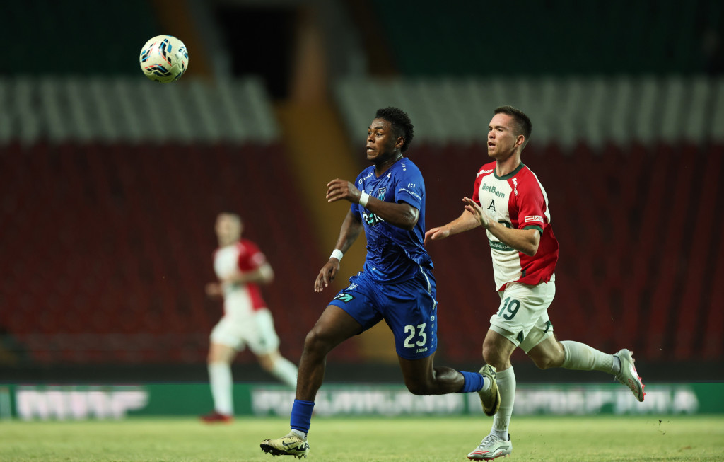 Руденко в погоне за соперником.JPG