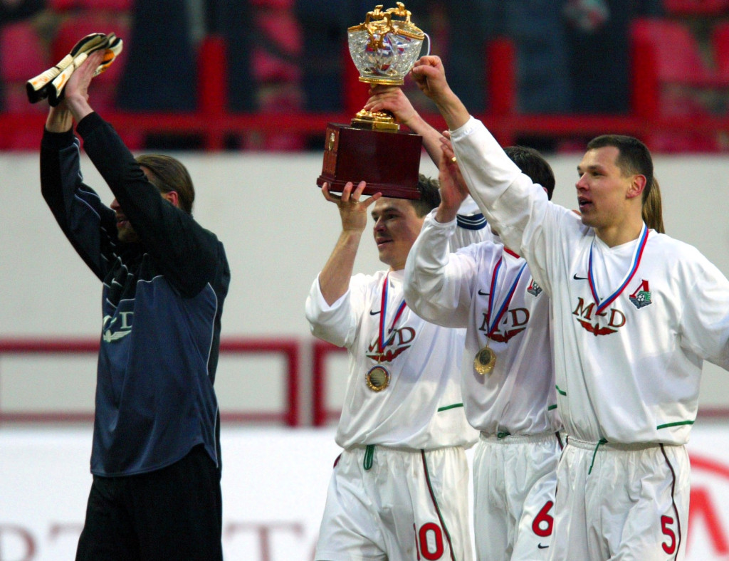 Сергей Игнашевич (крайний справа) с Суперкубком-2003.jpg