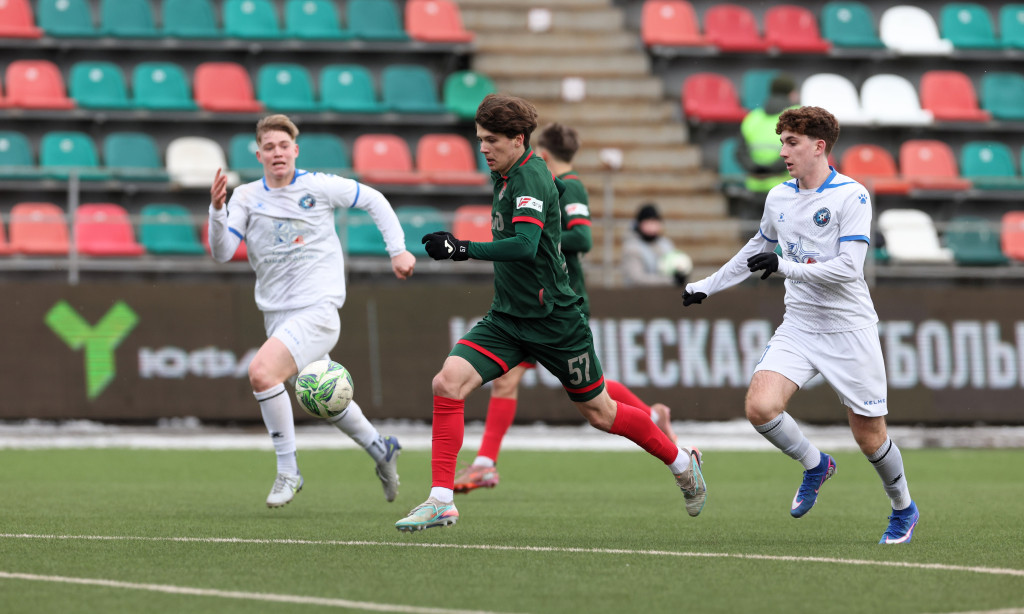 Атипов пробил по воротам «Алмаз-Антея».JPG