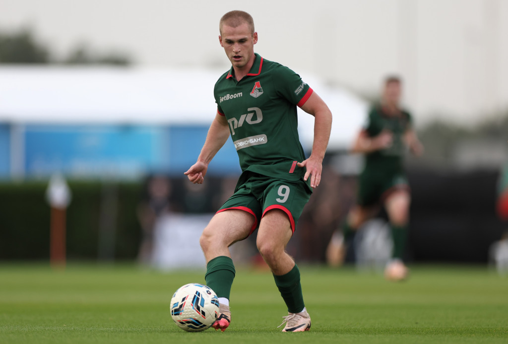 Пиняев с мячом. Абу-Даби, 2026.JPG