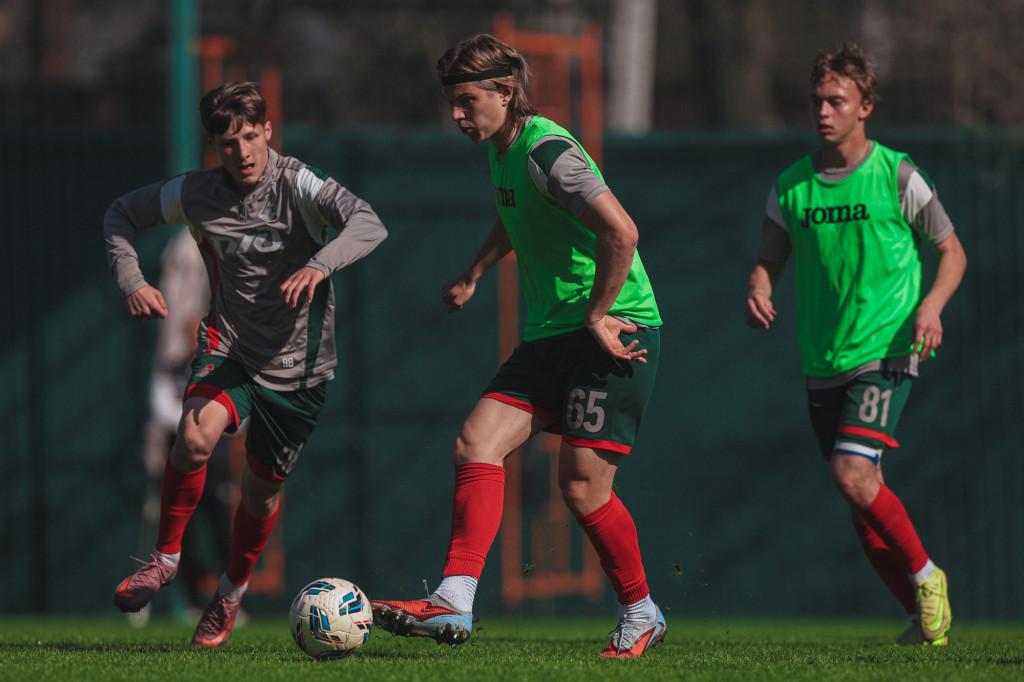 Кадры тренировки молодёжки с основой.jpg