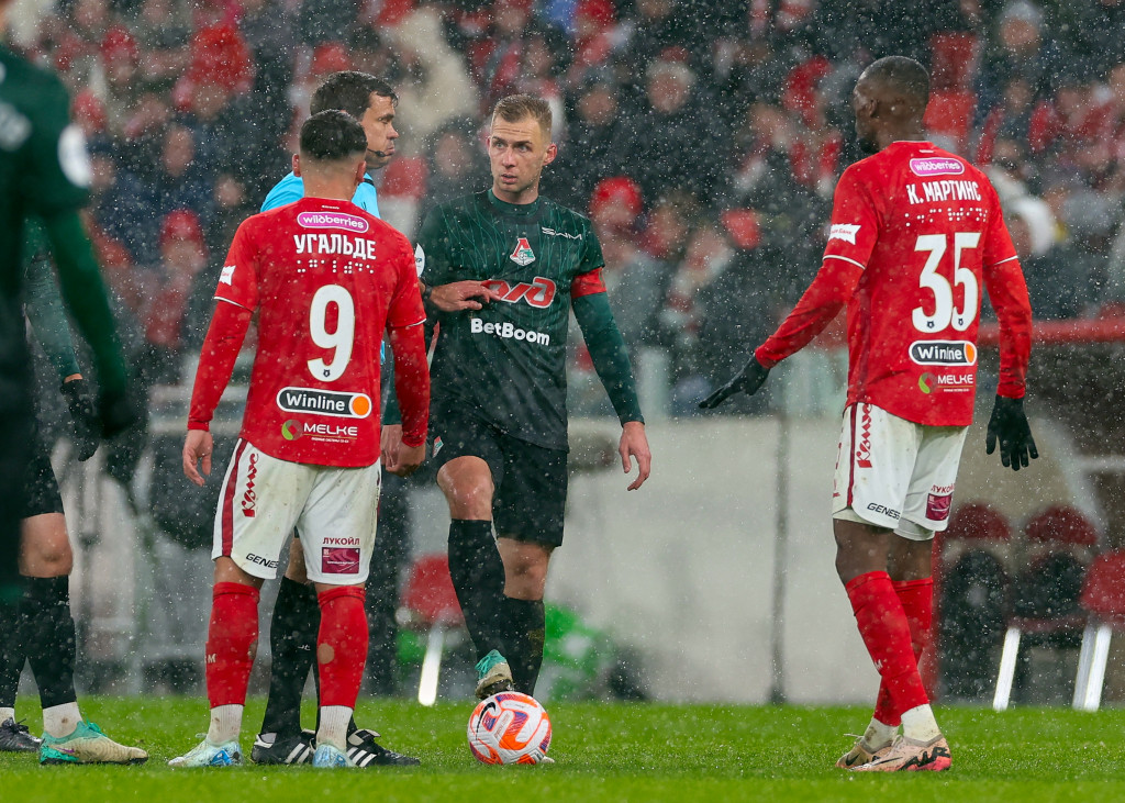 Баринов в окружении игроков «Спартака».jpg Баринов в окружении игроков «Спартака».jpg