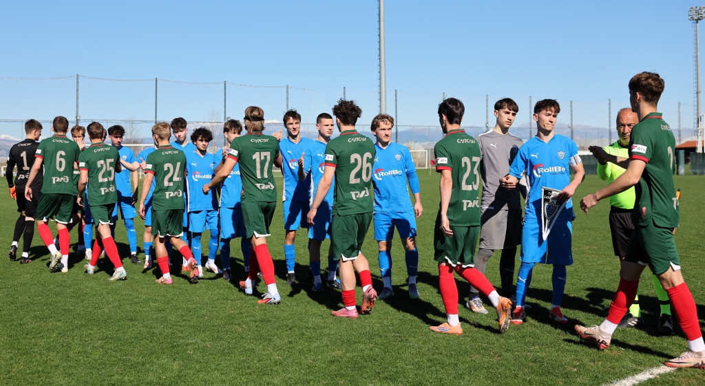 Молодёжка перед игрой с немецким соперником.JPG Молодёжка перед игрой с немецким соперником.JPG