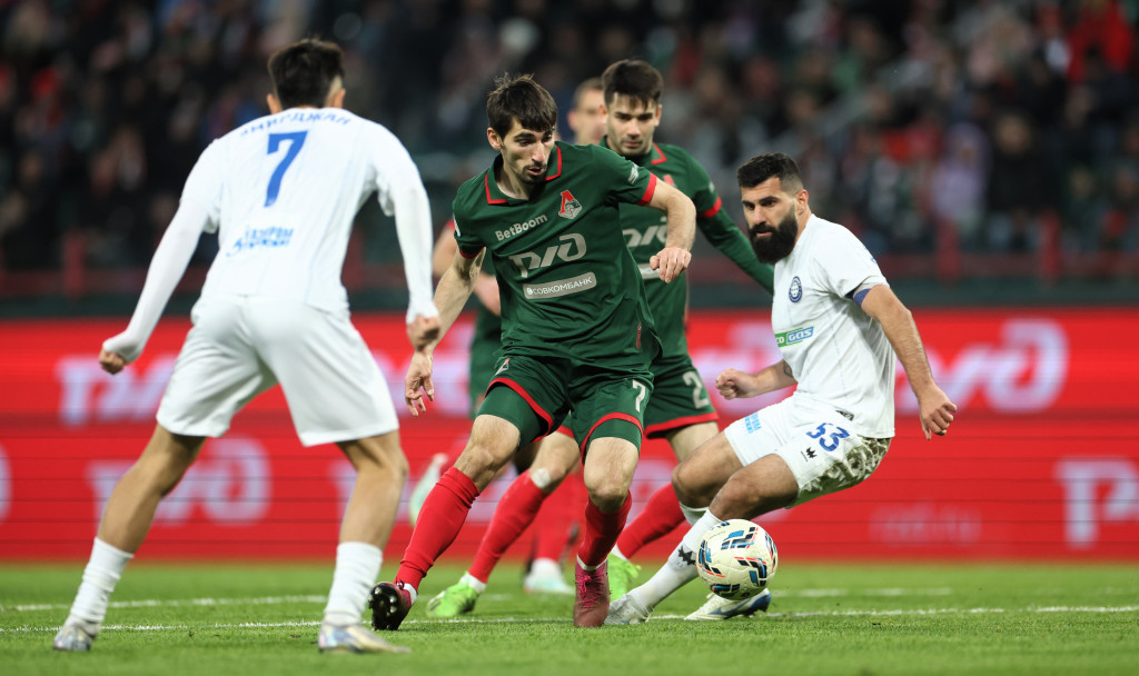 Бакаев ищет варианты продолжения атаки.JPG