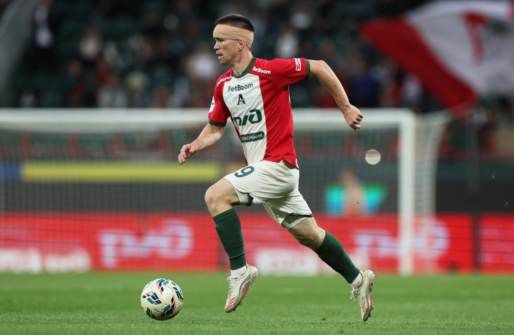 Руденко играет с перебинтованной головой.JPG