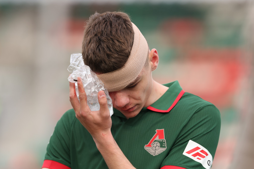 Камиль Гафьятулин получил рассечение сразу же после выхода на замену.JPG