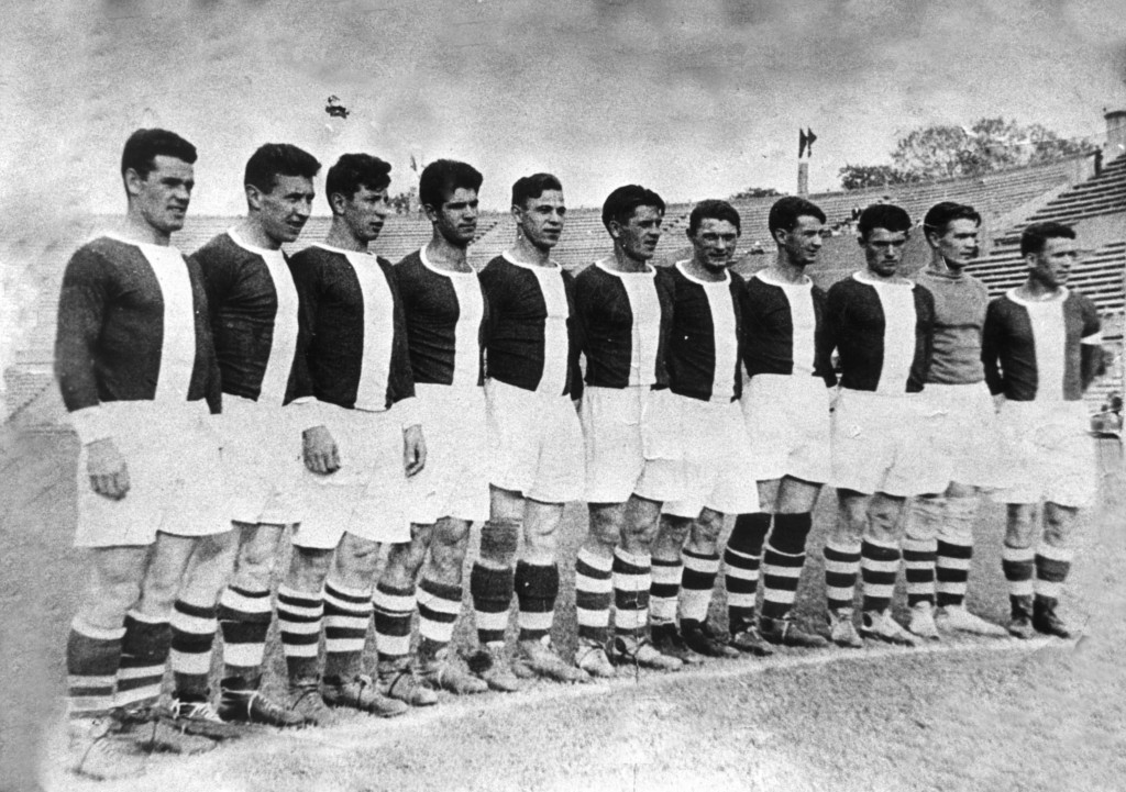 «Локомотив» в 1936 году. Илья Гвоздков — третий справа.jpg